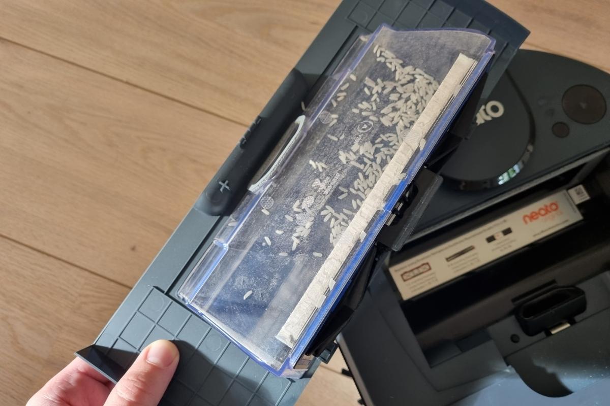 neato d8 dust container